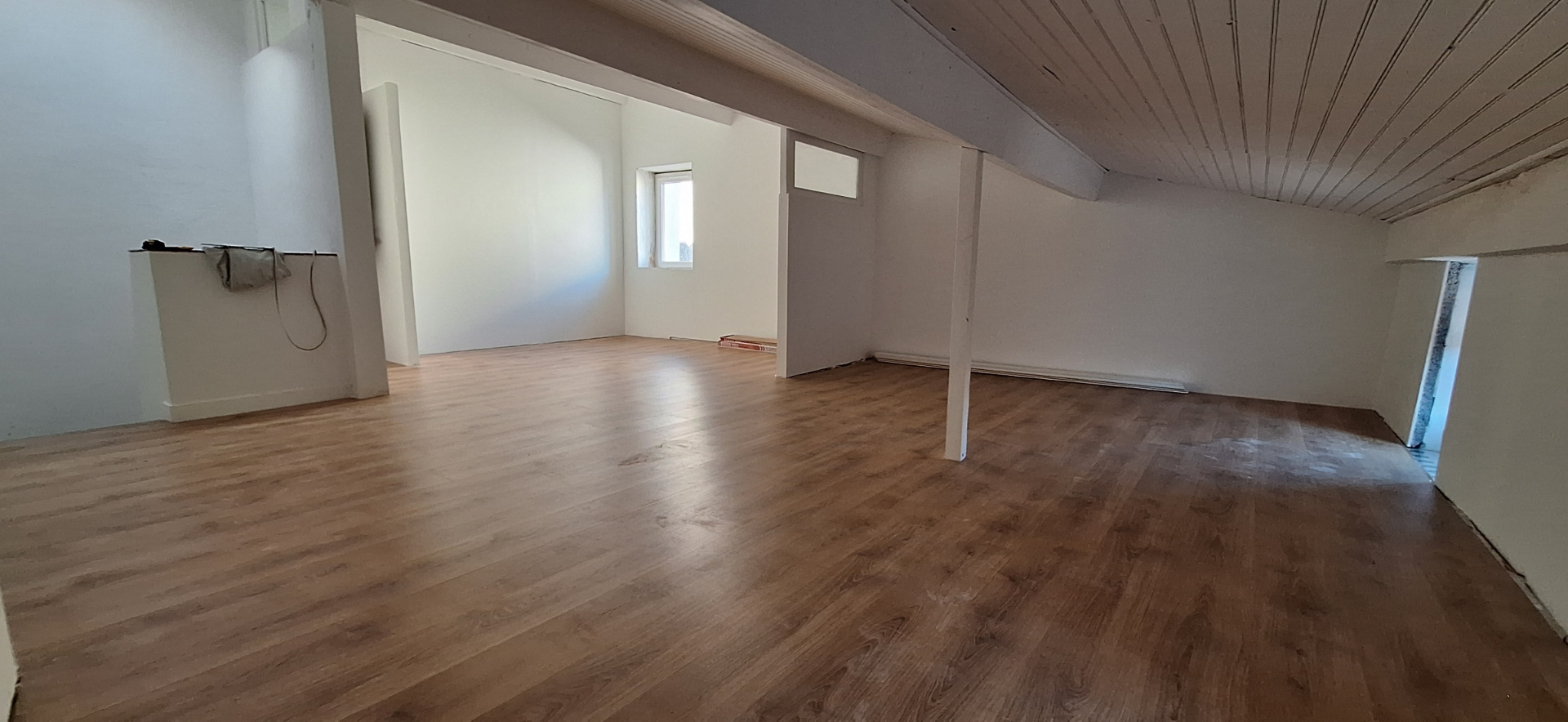 Combles aménagés avec parquet stratifié