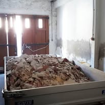 Benne remplie de gravats après démolition intérieure