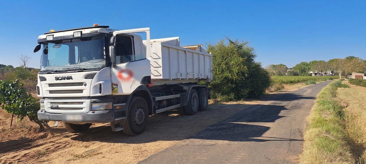 Camion benne Scania conduit par un chauffeur PL TP expérimenté
