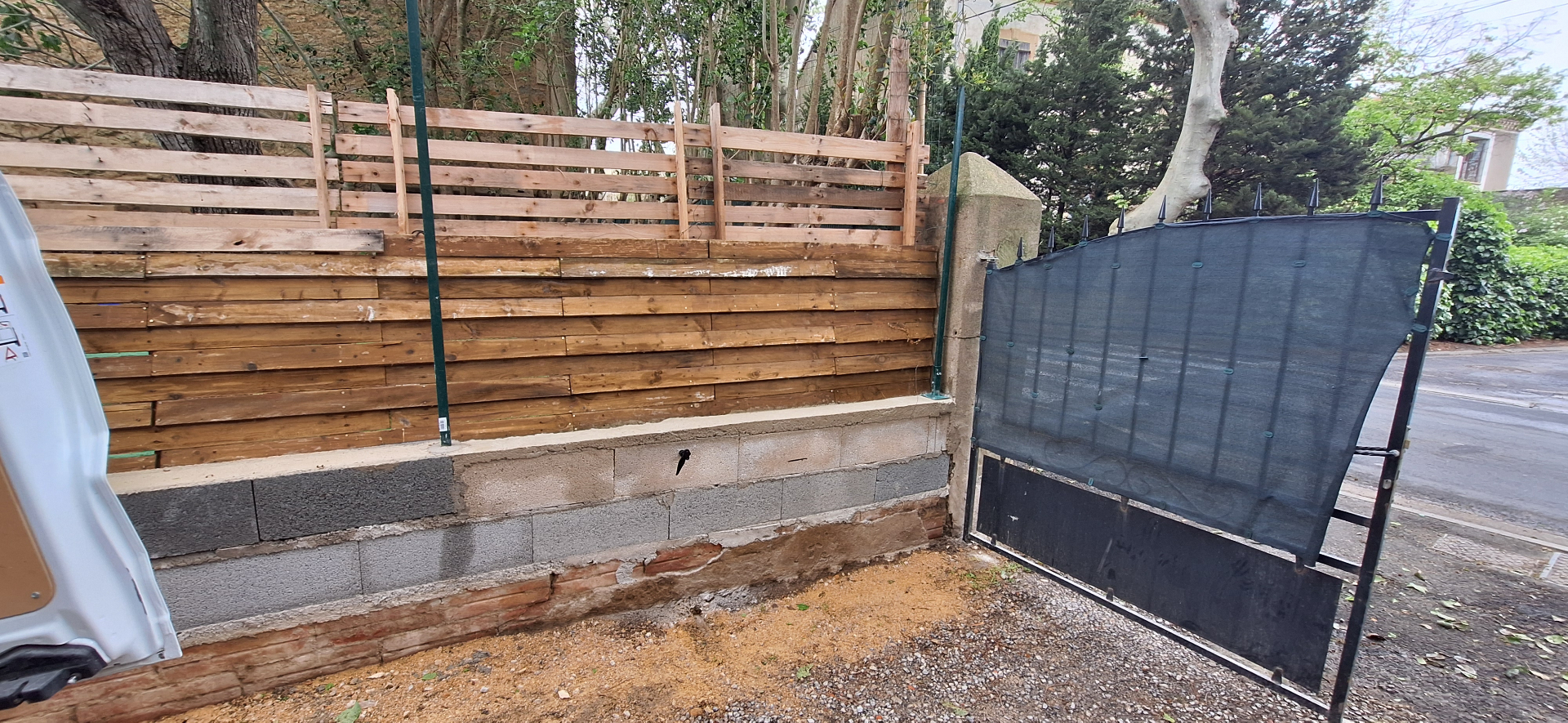 Clôture bois et grillage installée en bordure de propriété