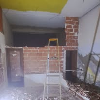 Chantier de démolition de cloisons intérieures