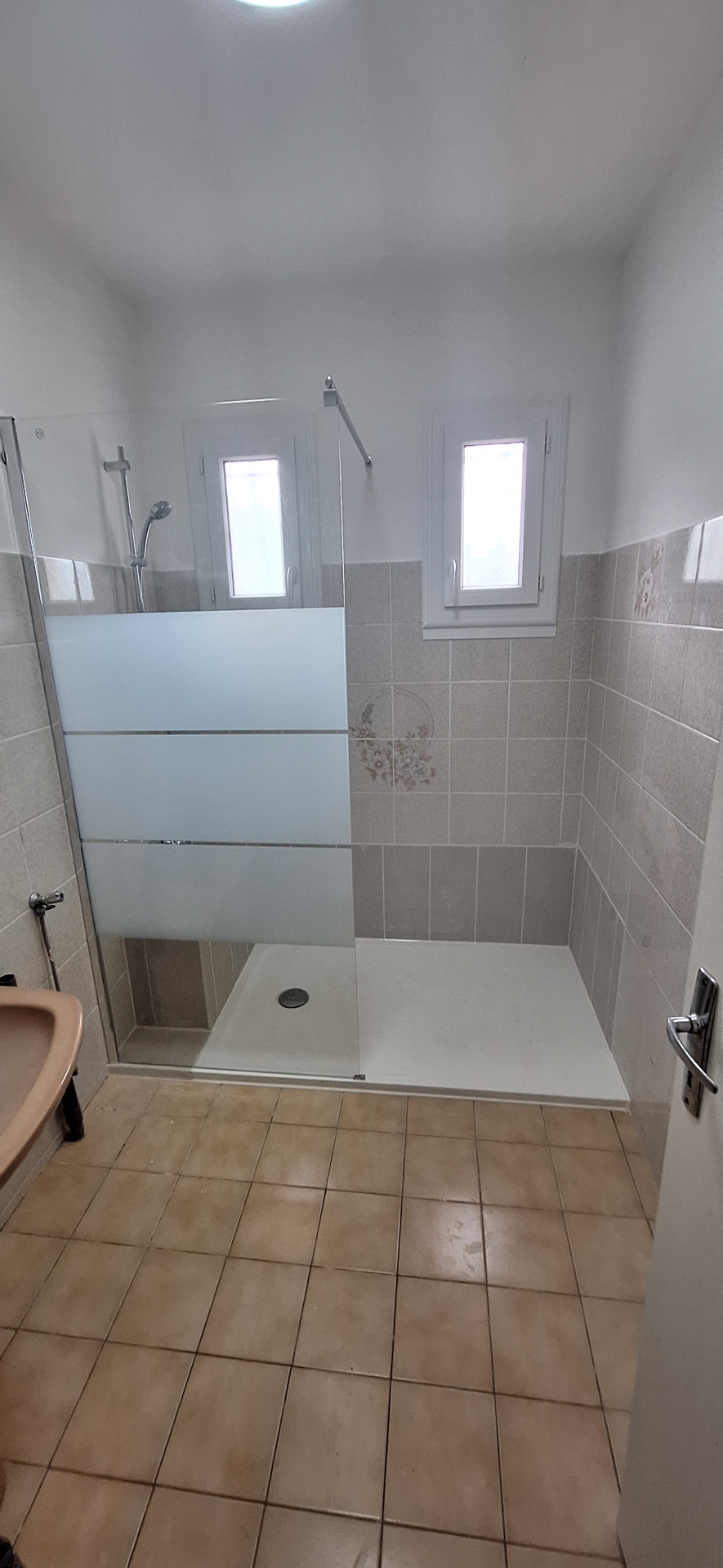 Salle de bain rénovée avec douche à l'italienne et paroi en verre