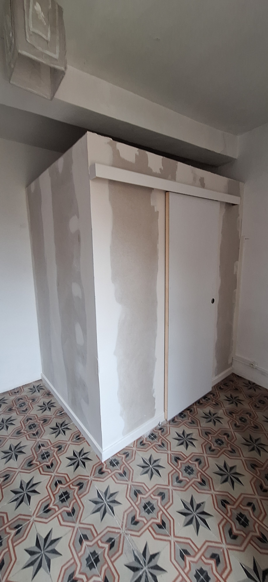 Aménagement placard avec cloison placo et portes coulissantes