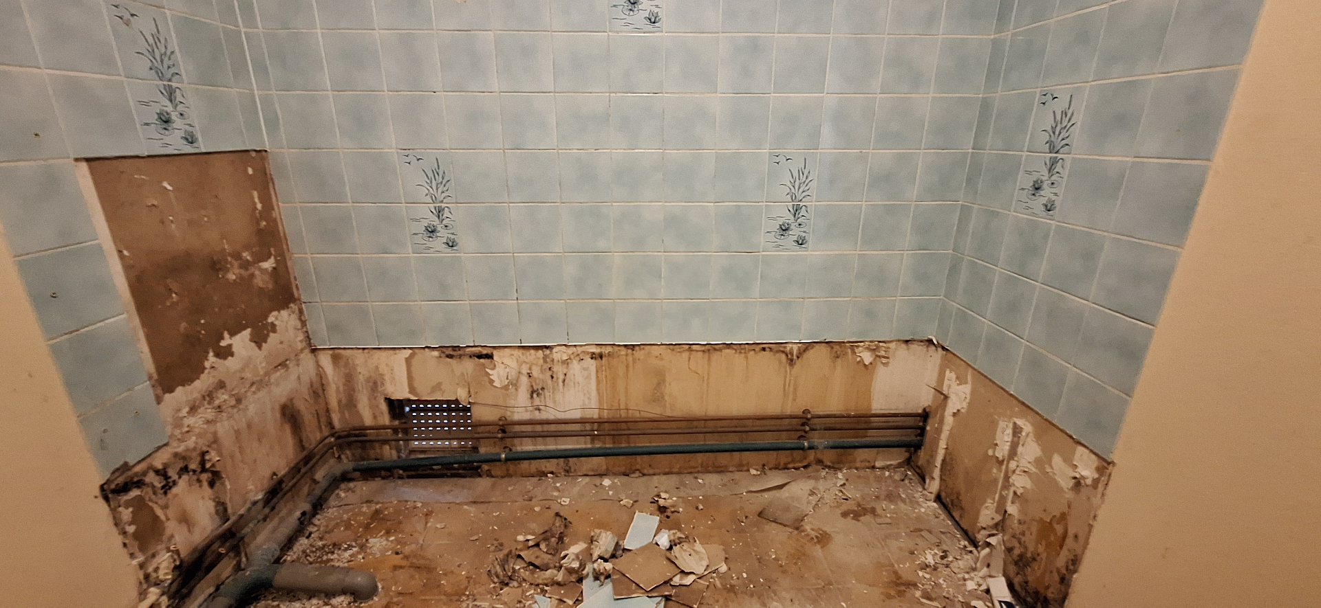 Salle de bain avant rénovation, dépose du carrelage