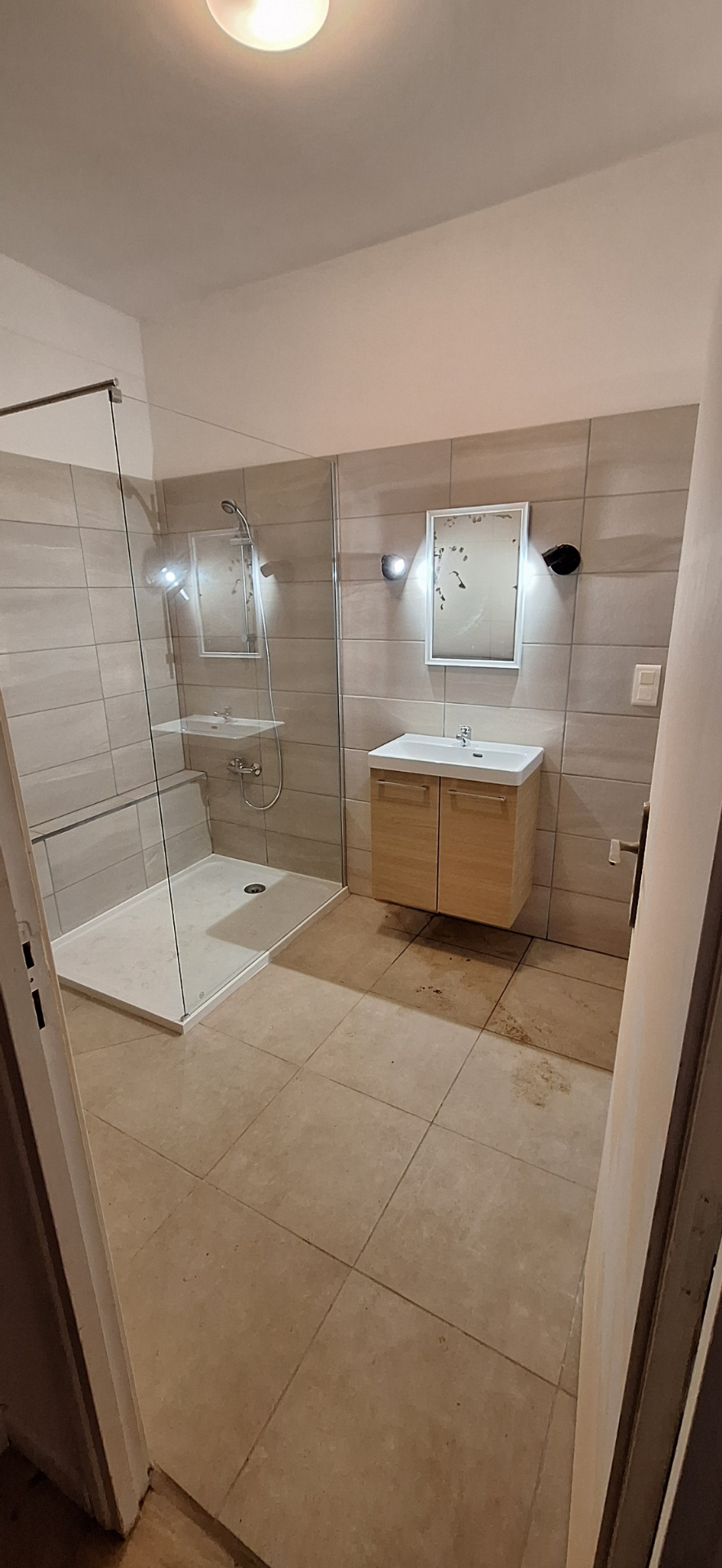 Salle de bain rénovée avec douche à l'italienne et meuble vasque